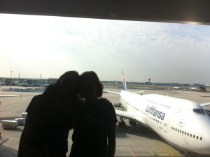 Alma und ich am Frankfurter Flughafen